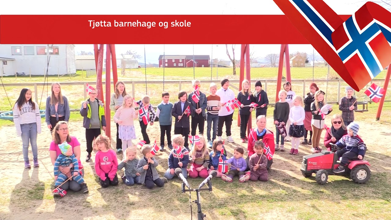 Norge i rødt, hvitt, og blått v/skoler og barnehager i Alstahaug kommune 17. mai 2021.