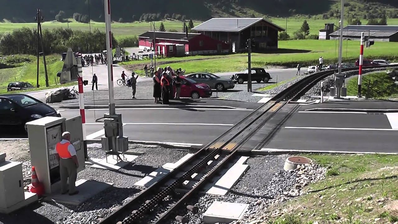 DFB 04 - Level crossing with retractable rack at Oberwald (1/2)