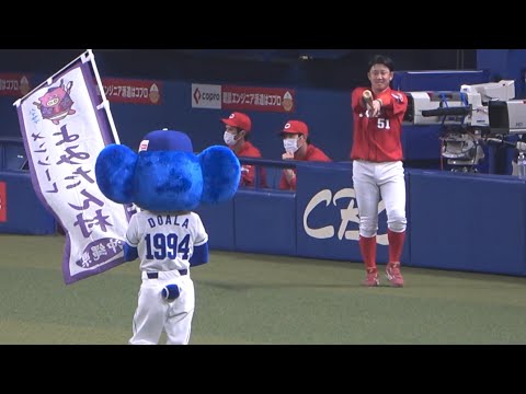 旗を持ってるドアラにバットで戦いを挑んでくる小園（笑） (2022/09/07)