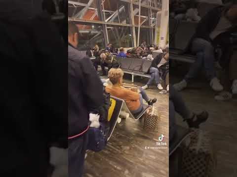200 pasajeros de un vuelo a Santander, desviados y abandonados en el aeropuerto de Zaragoza