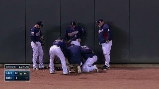 LAD@MIN: Hicks gets injured on a triple by Van Slyke