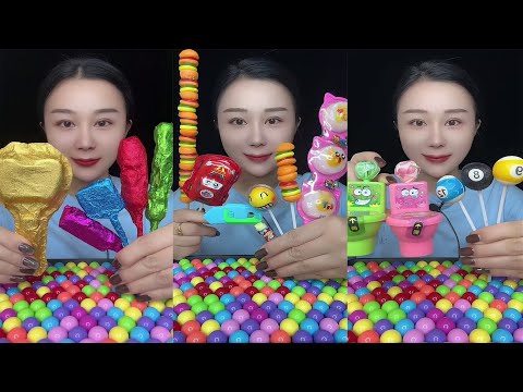 حلوى مغلفة بألوان زاهية مصاصات إيموجي وحلوى على شكل مرحاض قرمشة م رضية للغاية أصوات فتح الغ