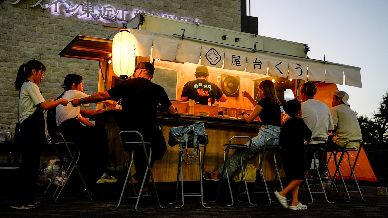 Рамен пользуется популярностью в фургончиках с едой и киосках возле озера Бива, Япония.