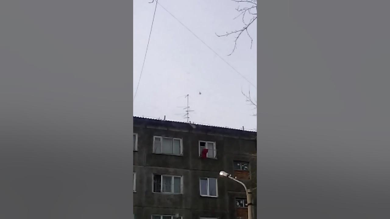 канск истребители. самолеты над красноярском. самолет в небе над домом. 4 полосы от самолета над красноярском. ангел в небе истребители.