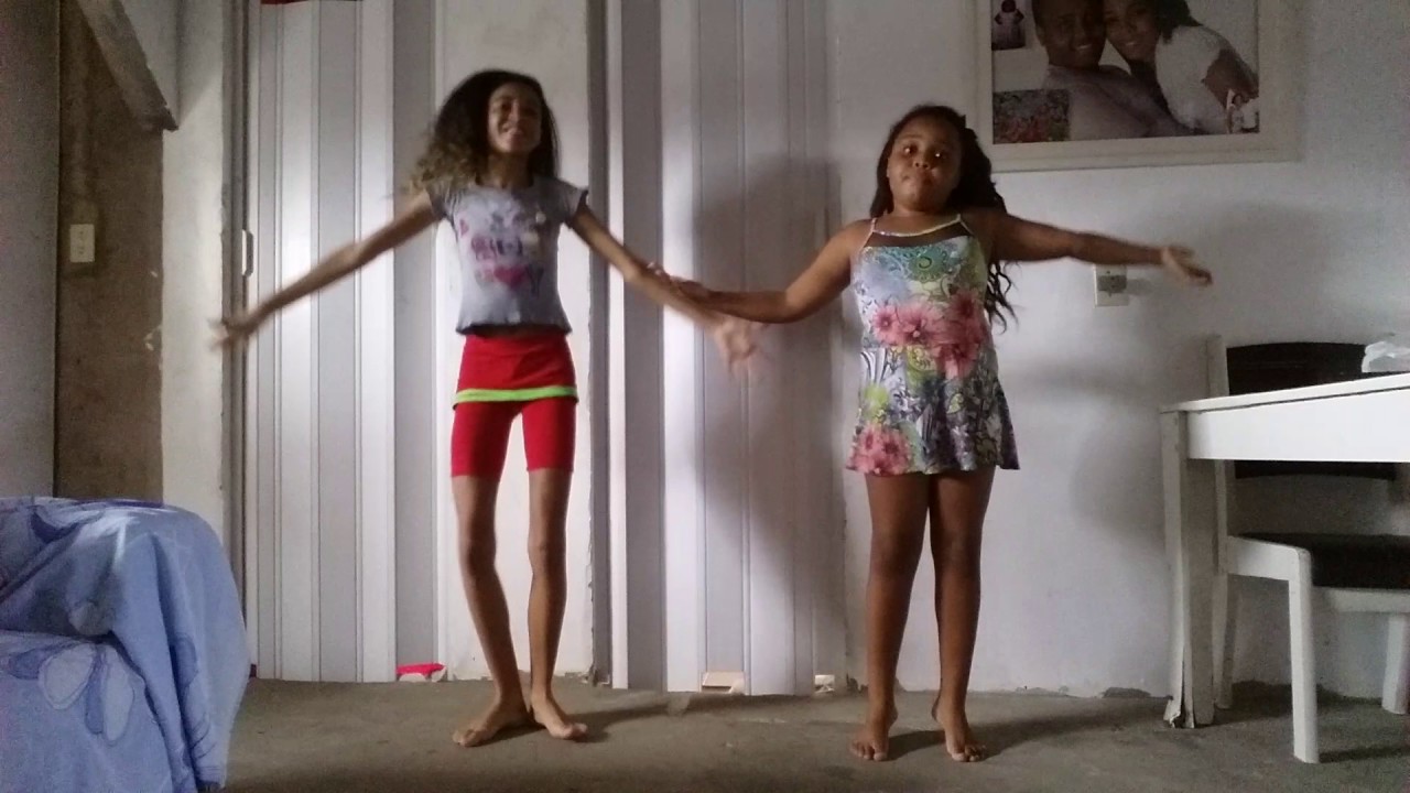 Menina Dancando