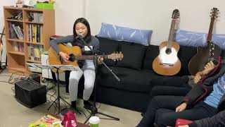 直播班同學吉他彈唱 告五人〈紅〉
