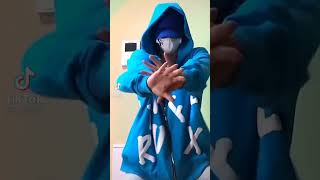 Asiatico Bailando Con La Música Latina