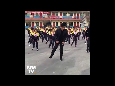 Le directeur d’une école chinoise apprend la danse à ses élèves