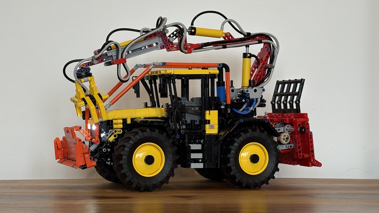 Lego Technic JCB Fastrac 4220 Forestry Tractor