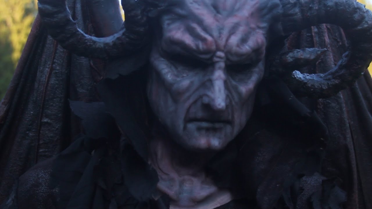 Hennes Svarta Vingar - The making of a demon