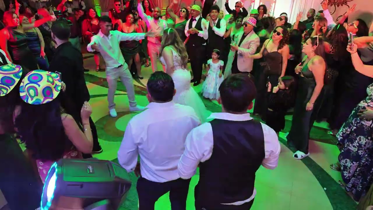 Свадебные вечеринки, свадебные торжества, развлечения в Крест-Холлоу, диджеи, звуковое оформление...