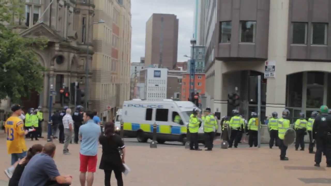 Multiple police vehicles flying to scene at Birmingham EDL demo - YouTube