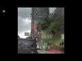 一名婦人駕車行經台中市西屯路三段欲停路邊載小孩，不慎撞倒停路邊5輛機車。