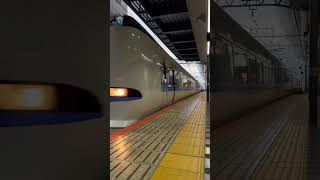 雨の中の225系vs特急サンダーバード31号✌️#jr京都駅