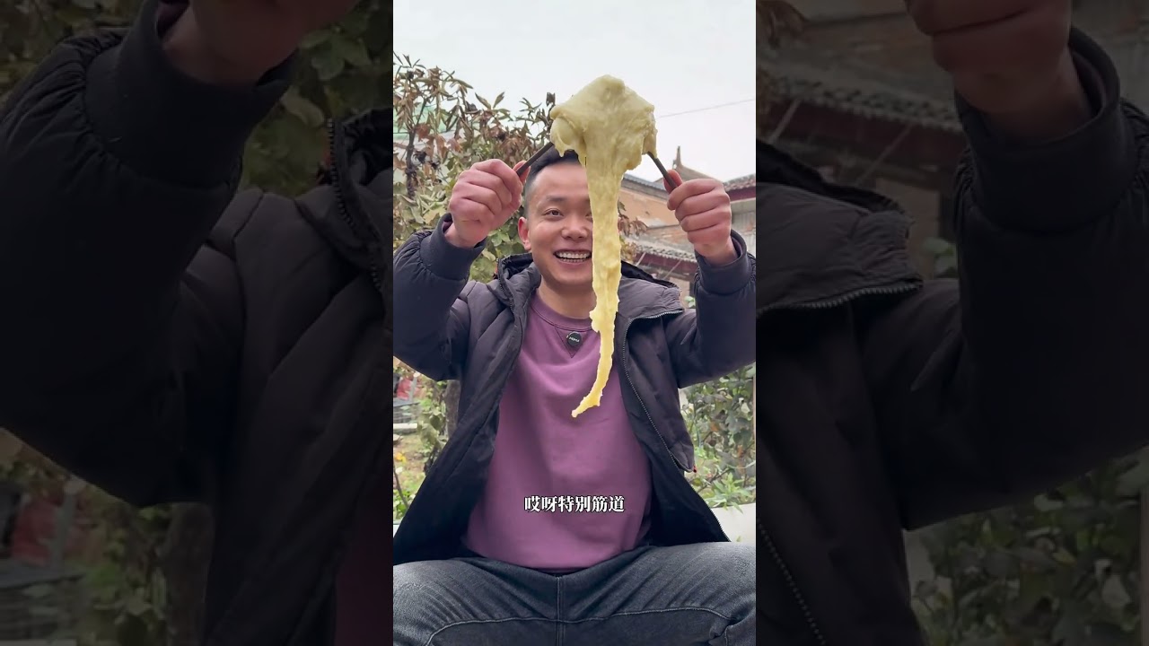 土豆搅团做法 洋芋褪去土气，在木臼里捣出绵密中藏着的筋道，是西北人攥在手里的老时光。 勺一勺浆水浇上去，酸意裹着热气漫开，勾着舌尖，也勾着远方人对黄土高原的念想——这一口，是家的味道在唇齿间轻轻晃。