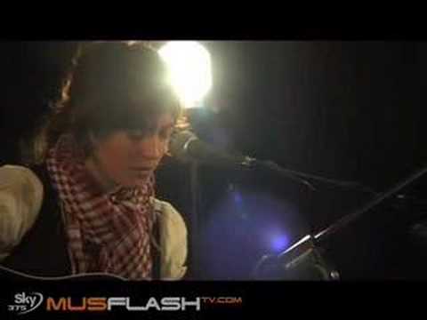 Dawn Landes performs exclusively for MusFlashTV ACOUSTIC