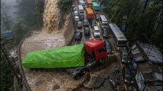 ALLAHUAKBAR…CUACA PALING MENGERIKAN DI SITINJAU LAUIK !!! Semua Sopir Menderita Habis-Habisan