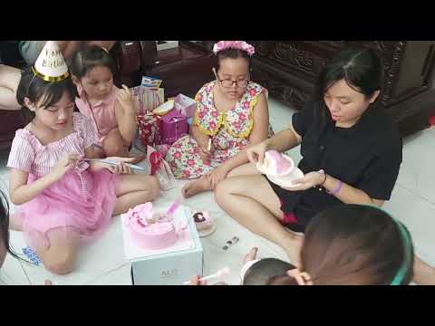 Video Bé cắt bánh kem sinh nhật - youtube