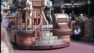 Celebrate A Dream Come True Parade - Magic Kingdom - Walt Disney World
Dal 2009 lattuale parata diurna del Magic Kingdom celebra la magia e i sogni che diventano realtà. Questa non è altro che una versione più attuale della precedente parata (Disney Dreams Come True Parade) che per 20 anni è stata presente nel parco.
Questo cambiamento è stato messo in pratica per favorire linserimento dei personaggi Disney più recenti, e soprattutto per ammortizzare i costi di gestione. Ultimamente infatti la parata è stata ridimensionata. Celebrate A Dream Come True Parade - Magic Kingdom - Walt Disney World
