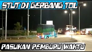 STUT PASUKAN PEMBURU WAKTU DI GERBANG TOL SUASANA JAM MALAM