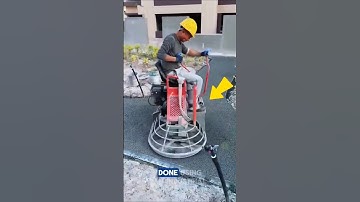 Het gladmaken van het betonoppervlak met behulp van een industriële troffel.