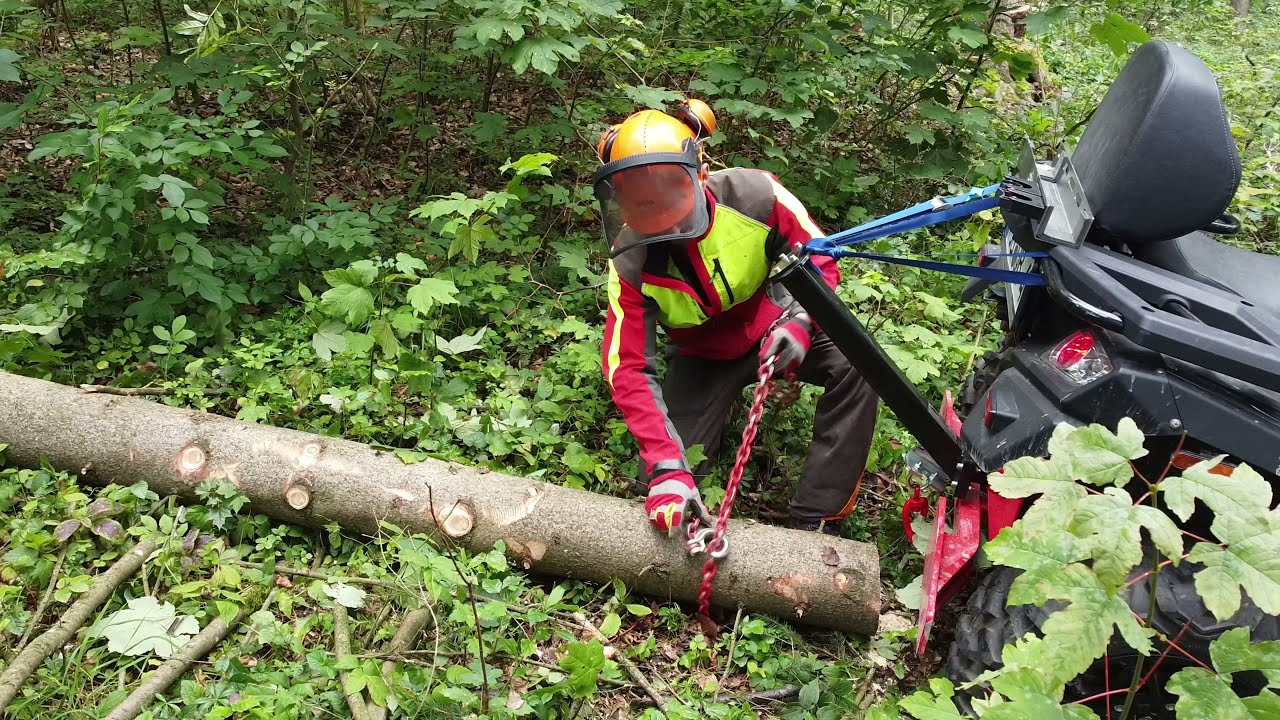 Holzrücken mit dem ATV (Waldarbeit)