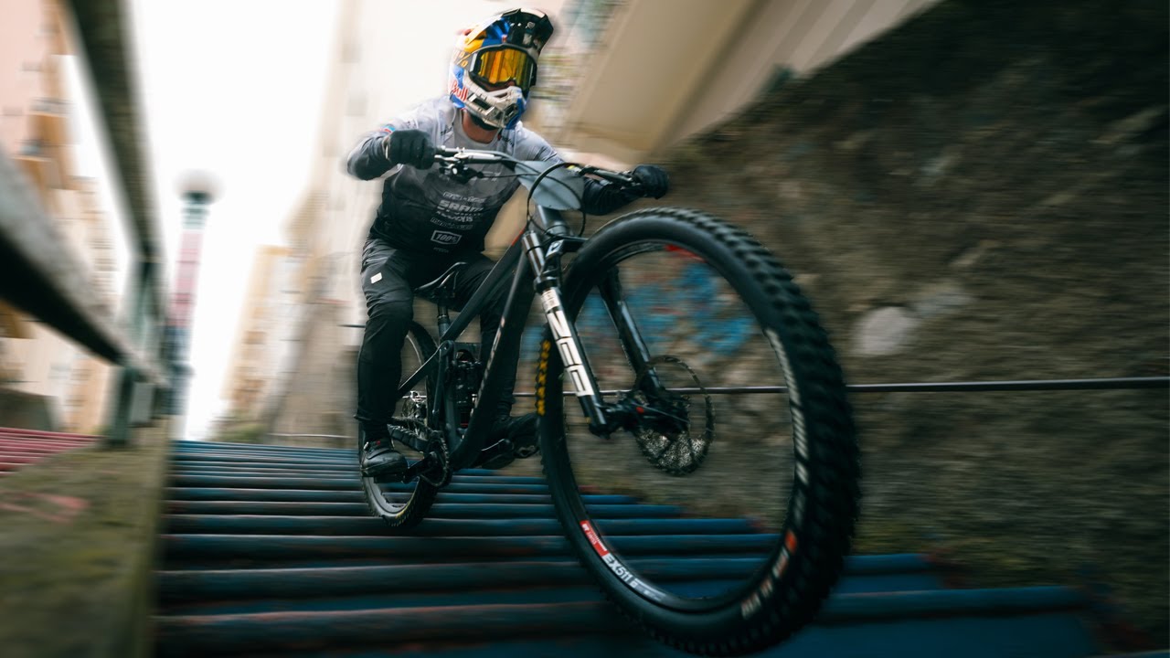 Downhill Urbano Extremo en Italia | Red Bull Génova Cerro Abajo 2025