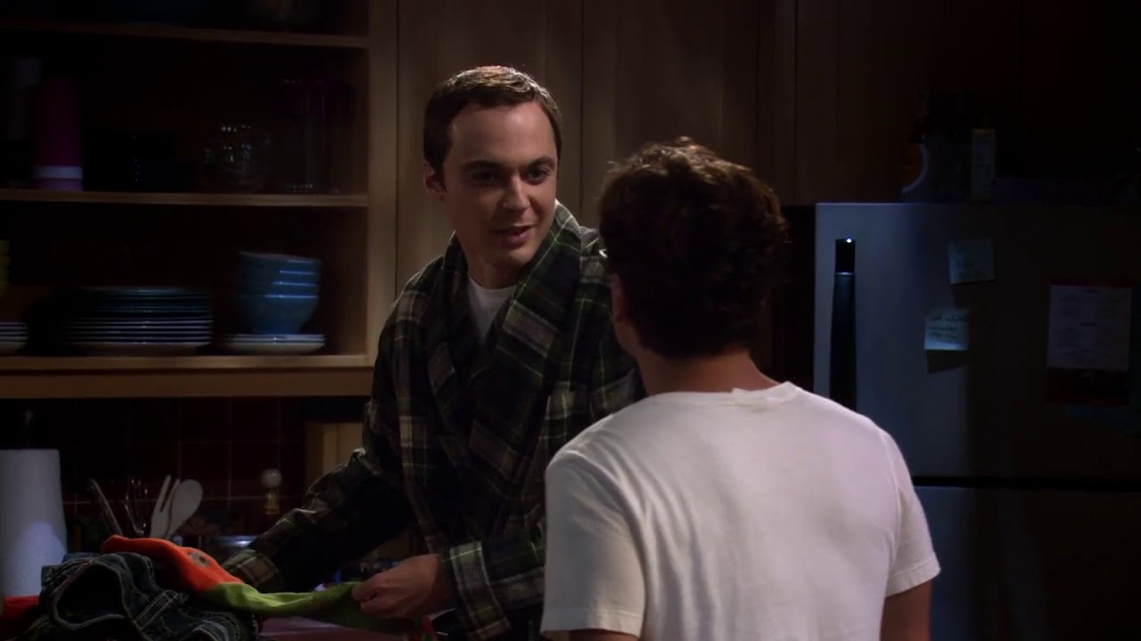 LEONARD Y SHELDON hablando con voz grave, PENNY dormida | The Big Bang ...