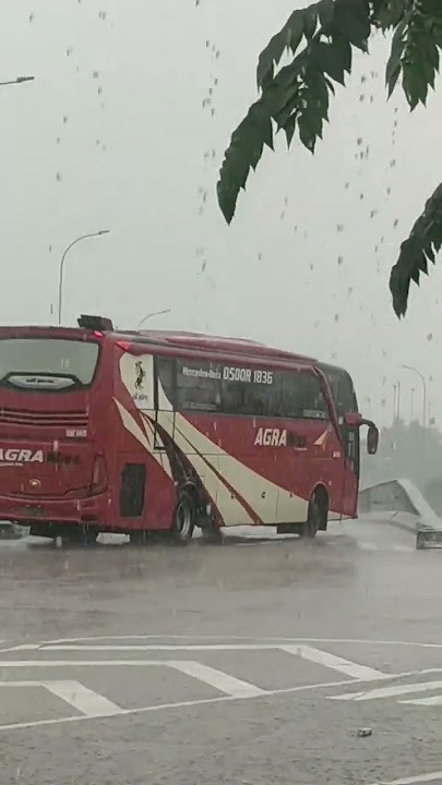 Bus Agra Mas BM 065 Di Exit Tol Boyolali Edisi Hujan Hujan #huntingbus #viral #busindonesia