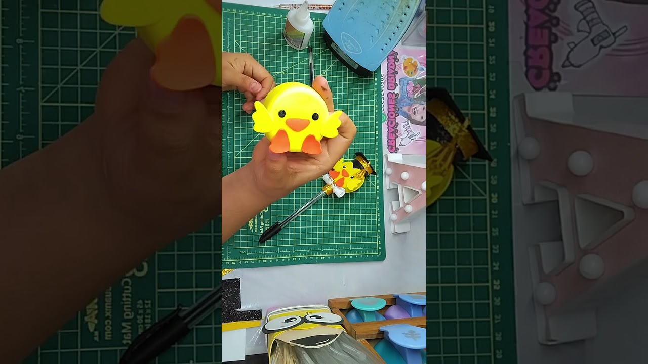 manualidades faciles para graduación 🎓 con tapita de garrafón ⭐ pollito graduado 🎓