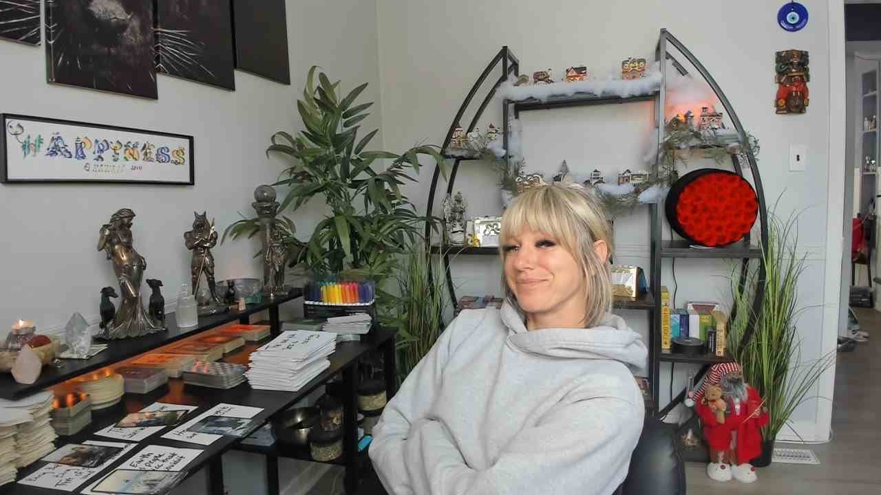 ДЕВА - Друг вашего партнера или друг вашего друга без ума от вас.