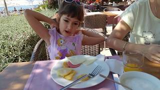 Ulusoy Holi̇day Club Hotelde İlk Kahvaltimiz.deni̇z Manzara Keyfi̇, Eli̇f İle Tati̇l Vlog Vi̇deosu