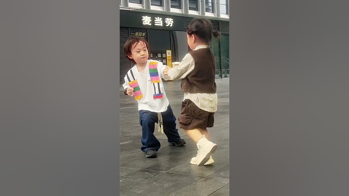 是女孩子好哄还是哥哥太帅？哈哈哈 #小孩的世界 #人类幼崽 #萌娃 #一起玩耍 @我叫金灿灿呀