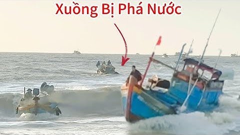 Xuồng Tải Bị Phá Nước Rồi Chìm Dần Ngoài Cửa Biển May Mắn 3 Người Thoát Nạn