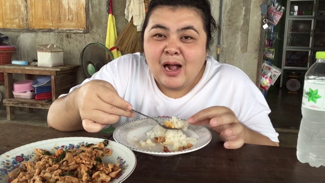 กินข้าว ผัดกระเพราไข่ดาว