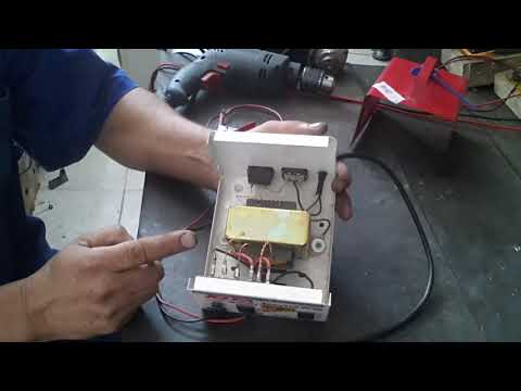Vídeo: Como você conserta um carregador de bateria em um carro?