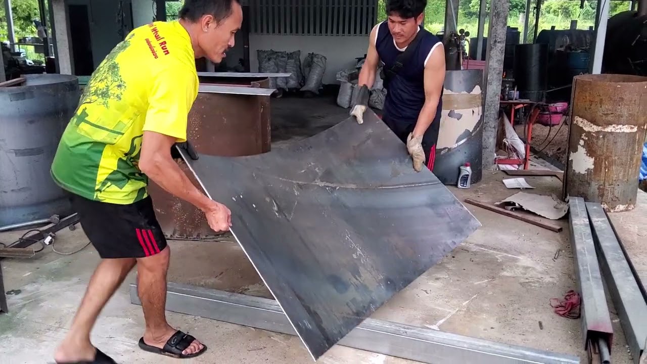 วิธีรีดถังกลมให้ได้แผ่นเหล็กเพื่อทำฝาและประตูเตาเผาถ่านขนาด 6-7 กระสอบครับ
