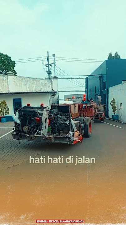 Sasis Tua Ditarik Keluar dari Pabrik Pembuatan Body Bus?