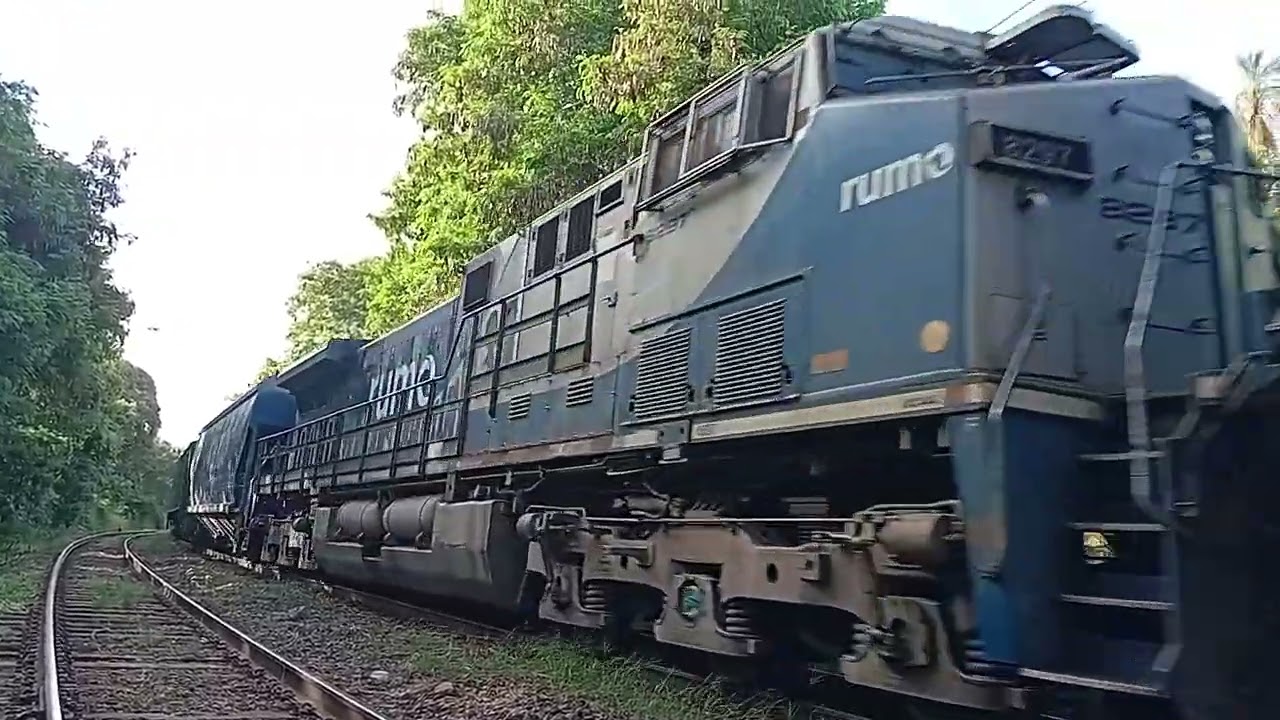 Graneleiro carregado sentido ZLI com 4 locomotivas 1líder ES44ACI 1comandada AC44I 1locotrol 1cauda 