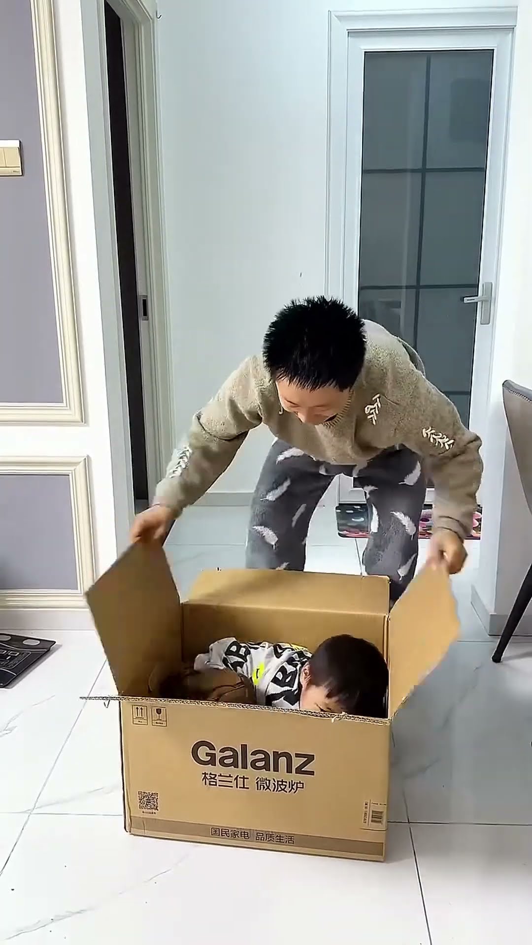 爸爸都懵圈了，小米宝藏哪里去了！#Cute baby#Cute#呆萌小米宝#聪明宝宝#萌娃#整蛊#测试