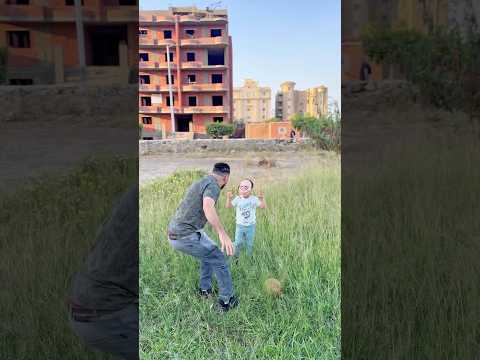 عمو ممكن تجبلي الكوره راح يجبلو الكوره رجع لقي الطفل اختفي نهائي ومفاجأه لقا الطفل قدامه 