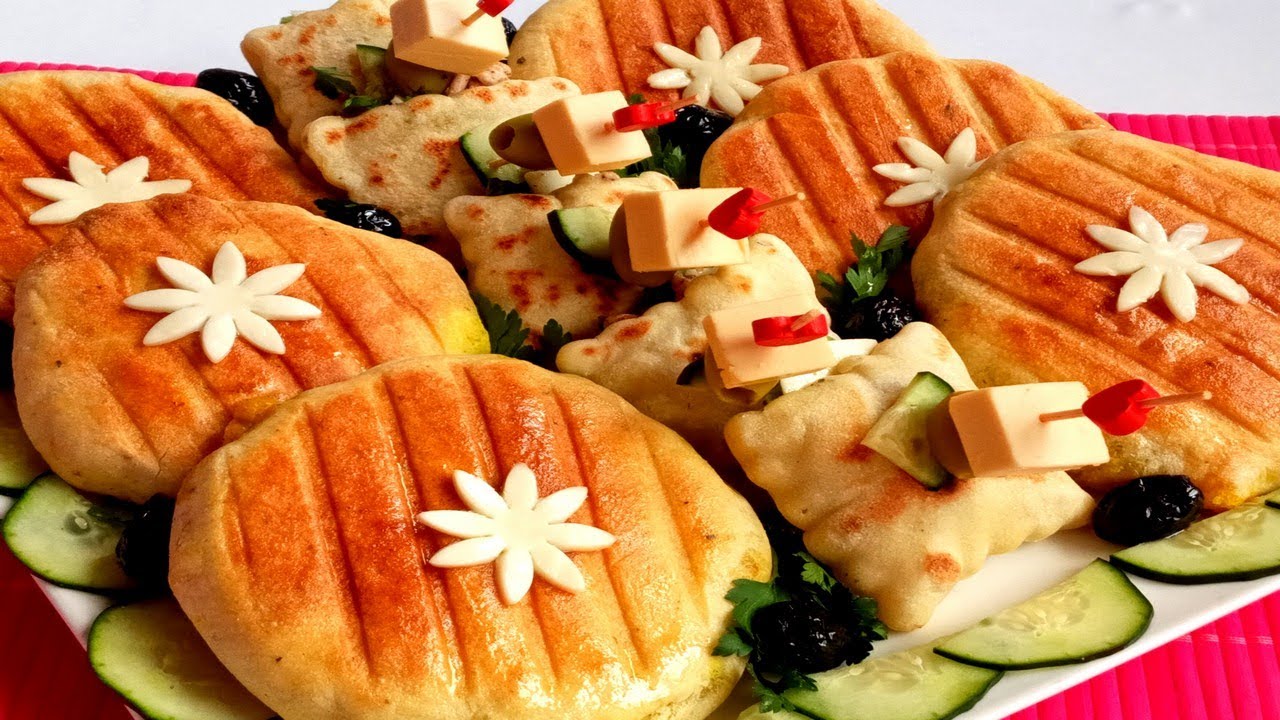 خبيزات أو فطائر رطبين كالقطن ومعمرين بحشوتين مختلفتين من ألذ ما يكون