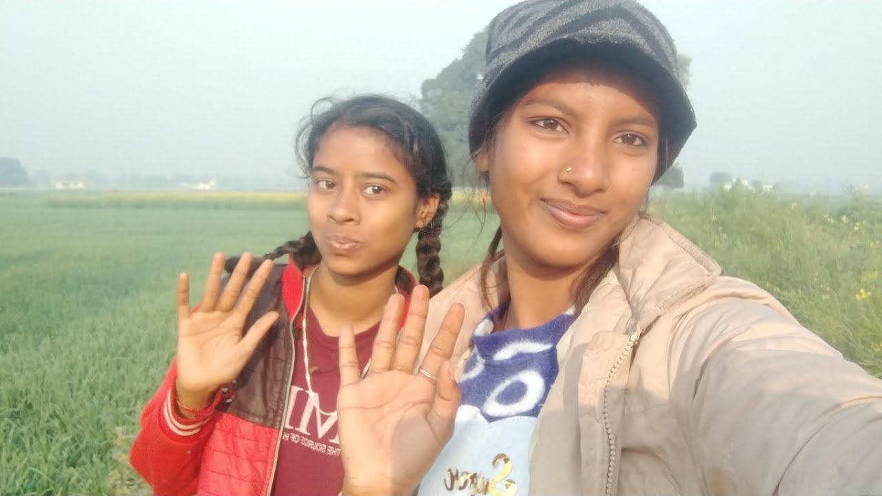 Hello 👋 guys aaj ham log aaye the khet mein ghumne ke liye 👭👭👭.....