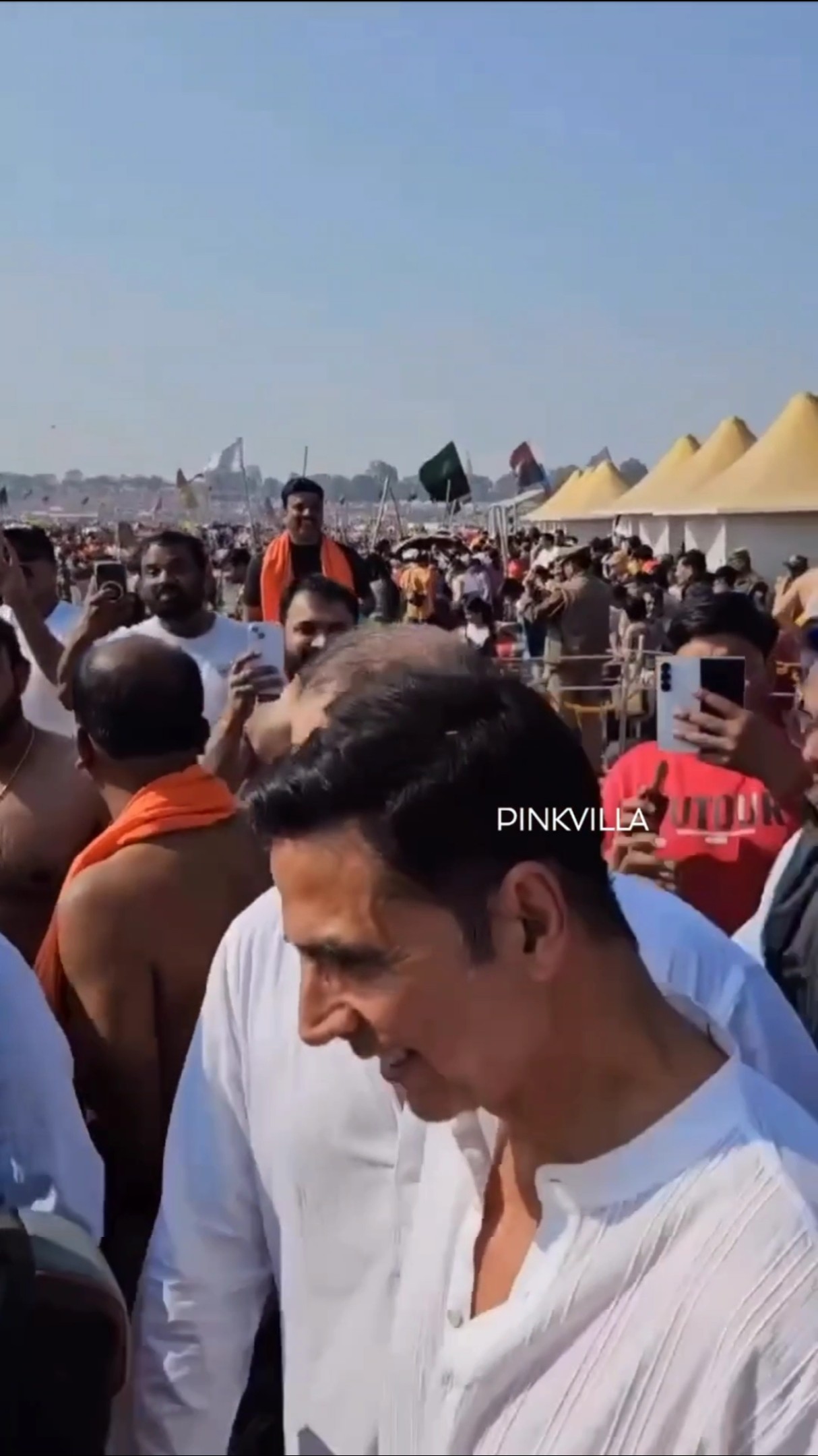 Akshay Kumar Takes A HOLY DIP At Mahakumbh 2025 ? | #shorts #bollywood #trending #mahakumbh2025