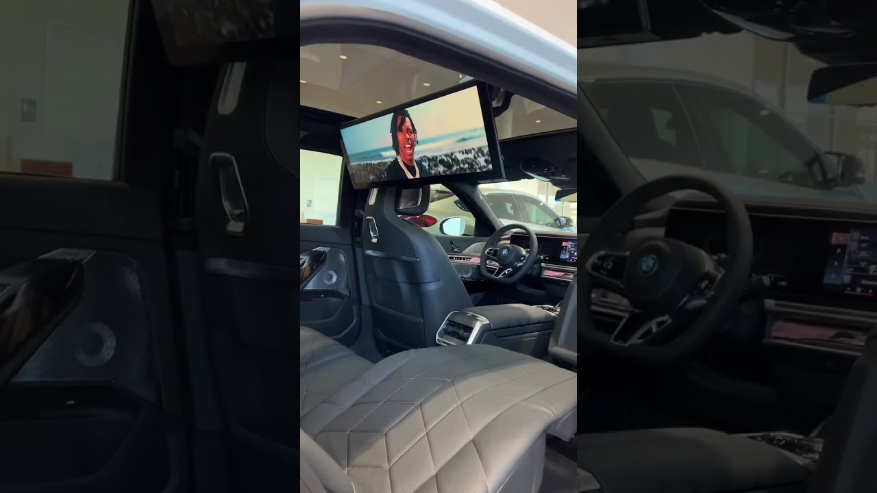 Theatre Mode in the new fully electric 2023 BMW i7