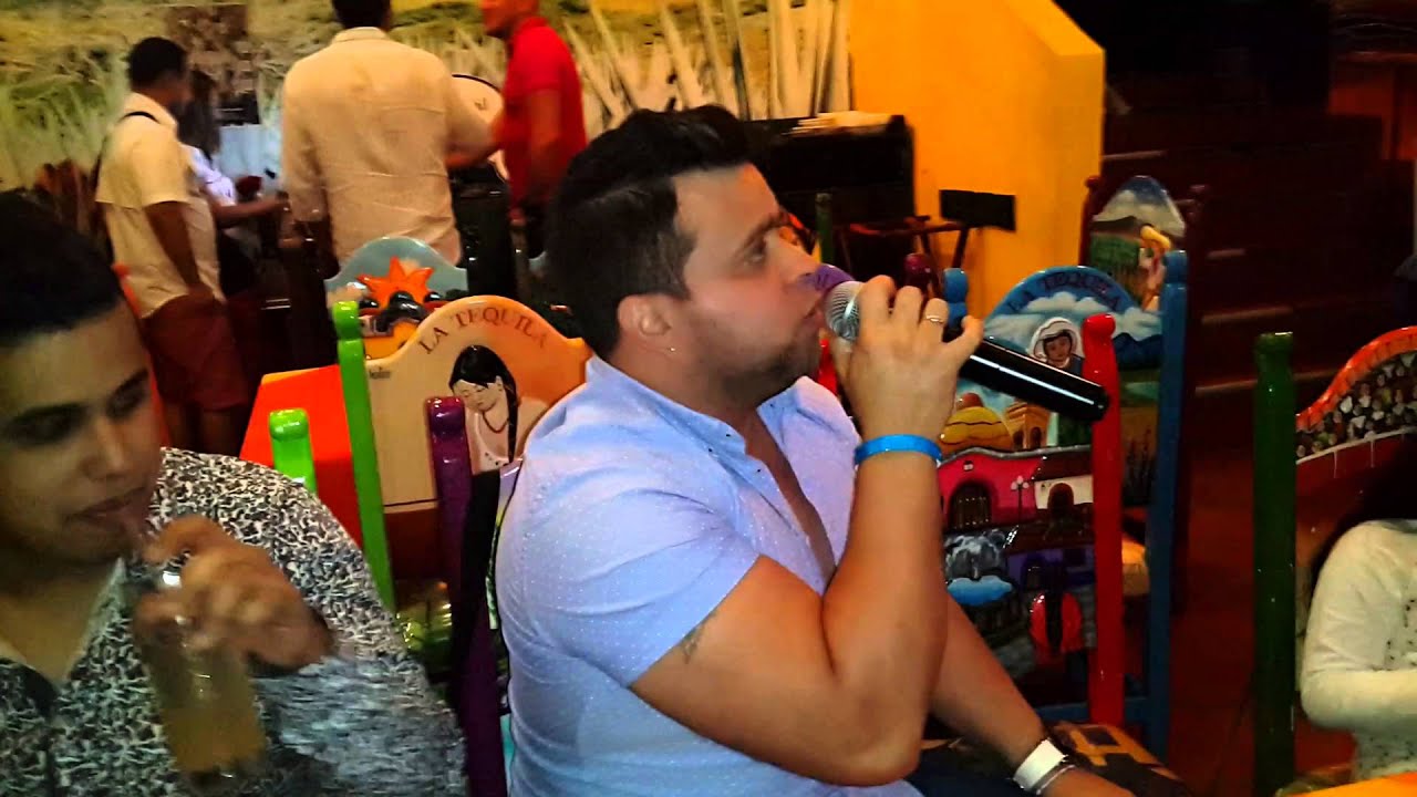 Oscar Arriaga en karaoke margarita