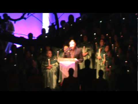 EPCOT Candlelight Processional with Trace Adkins -...