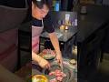 呼び込みのお兄さんが見事な肉の焼き手に変身したのだった。店名:トンマッチョ