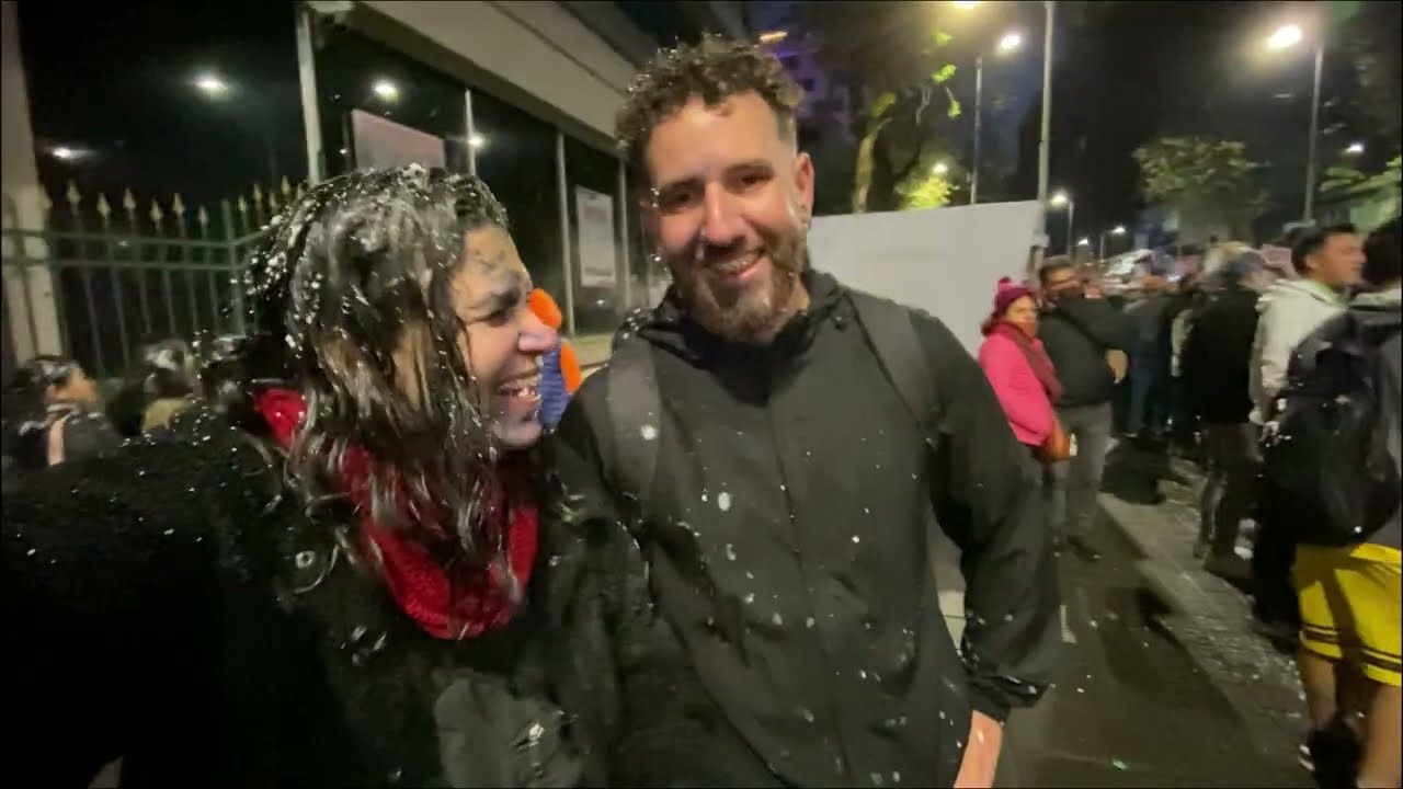 EL MEJOR CARNAVAL de Quito Ecuador 🇪🇨 Locura total | Desfile de luces y flores 2025