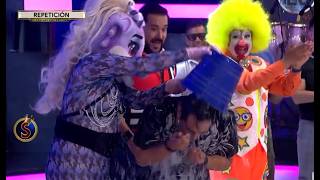 Renata Dragón le avienta tina con agua a Chencho Es Show